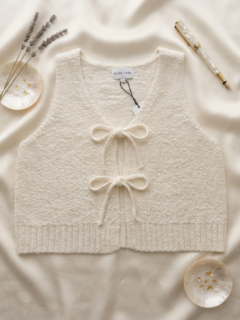 Olive & Oak Cream Bouclé Tie-Front V-Neck Sweater Vest. Size XL